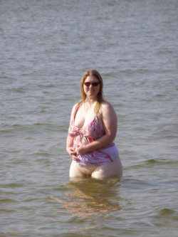 thickmia:Enjoying a day in the water. I’m