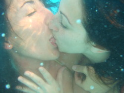 Amateur-Lesbian:amateur Lesbians Finish What They Have Started In Public Pool Underwater,