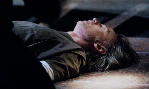 woodelf68:thechloris:Robert Carlyle - SGUA picture set of Rush lying prone and supine or sitting on 