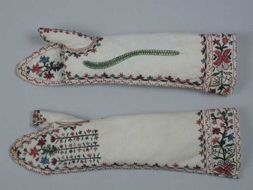 fashionologyextraordinaire:Pair of mits, The Netherlands, 1750-1800. White cotton, embroidered with 