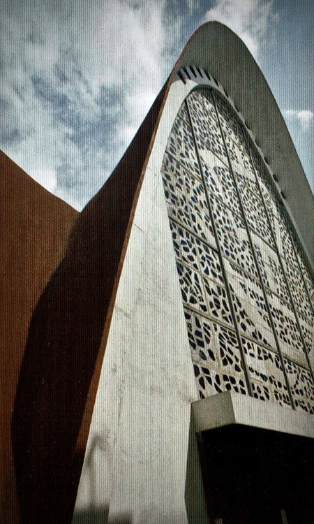 unavidamoderna: Detalle de la fachada principal, Parroquia de Nuestra Señora del Perpetuo Soc