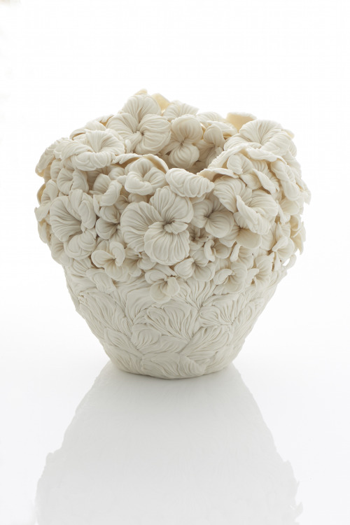 thedesigndome: Exquisite Ceramic Sculptures by Hitomi Hosono Link: Ceramic artist Hitomi Hosono