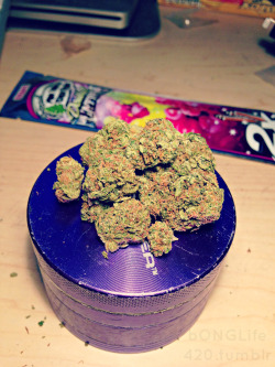 yousmellganja:  bonglife420:  Rolled a blunt today   Beautiful! 