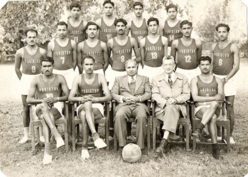vintagesportspictures:Pakistan National basketball team (1955)