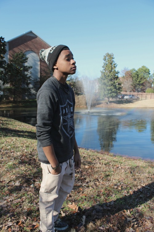 blackfashion:  The Dropout 17, TN Beanie: Neff, Crew Neck: Obey