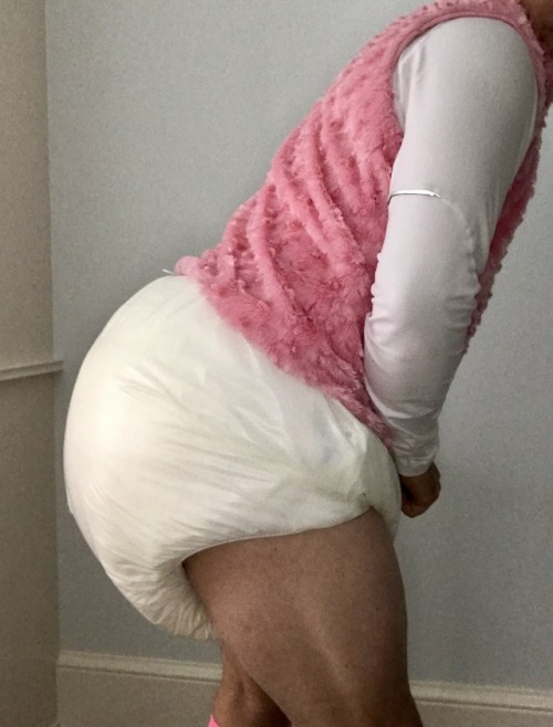 bulkydiaperboy: Comfy big diapers and very wet, of course.  But no change in site as they are so com