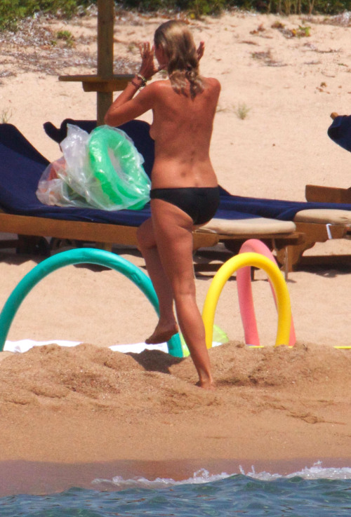 toplessbeachcelebs:  Heidi Klum (Model) swimming topless in Sardinia (August 2011) - Part II