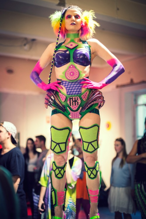marlo-noni:  Nixi Killick, Melbourne Fashion Festival Holy shit, you guys.  I love the hell out of this.  Sci-fi psychedelic rave fashion! 