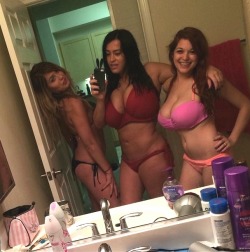 cleavagetweet:  Bikini cleavage friends