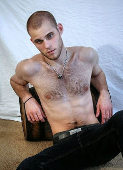 hairyjeans:  Young, hairy bloke…