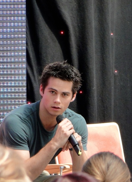 Dylan O'Brien at Alpha Con. IDEK! What….ugh!