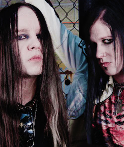 athousand-silhouettes:  joey jordison and  wednesday 13 ,I love this duo so much. yeah…Joey and Wednesday 13 look perfect. 