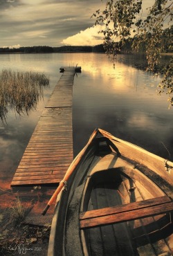 beautifulphoto-wow:  Boat, water and dreams…See