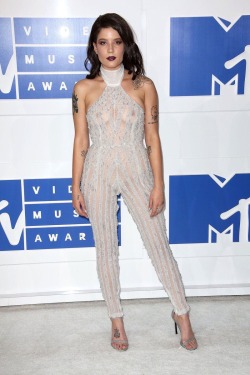 lookingforhalsey:  Halsey on the Red Carpet at the VMAs 08.28.16