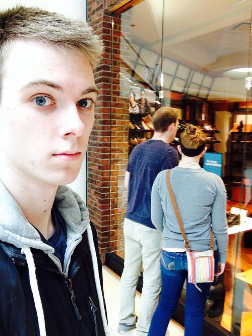 theinturnetexplorer:    Man Documents His Life As The Third Wheel For 3 Years In Awkward Selfies  