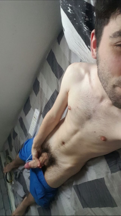 brandyglandy1: irish-lads: thmpsojana:Keith 20 Hairy Bi Sexual dude from Belfast Northern Ireland. P