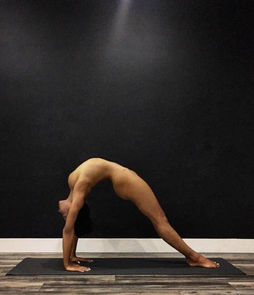 fat-bottom-girls:  jesstaras:Beamed up 🖖🏽 #yogaafterdark