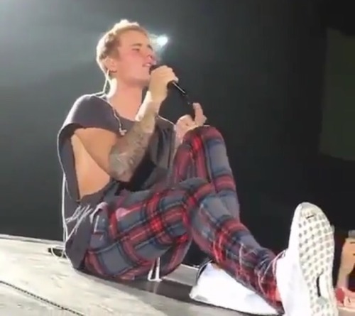 Justin Bieber Big Feet @justinbieberfeet @justinbiebersfeet @justinbieberfeetandsocks @biebfeetinfat