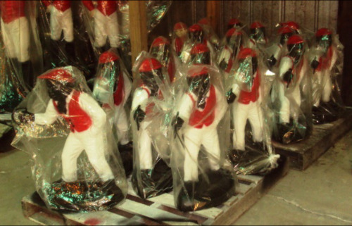 wakeupslaves:  The African-American lawn jockeys often had exaggerated features, such as big eyes with the whites painted in, large red lips, large, flat nose and curly hair. These pieces were typically painted in gaudy colors for the uniform, with the
