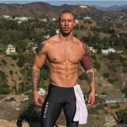#Aronikmate of the day: @jaefusz! Sculpting the bod in #Aronik!