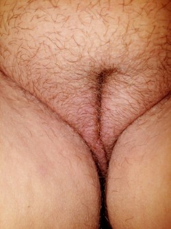 maryneedsmore:  Unshaven pussy. Think it’s time to get the razor out ;-) 💋