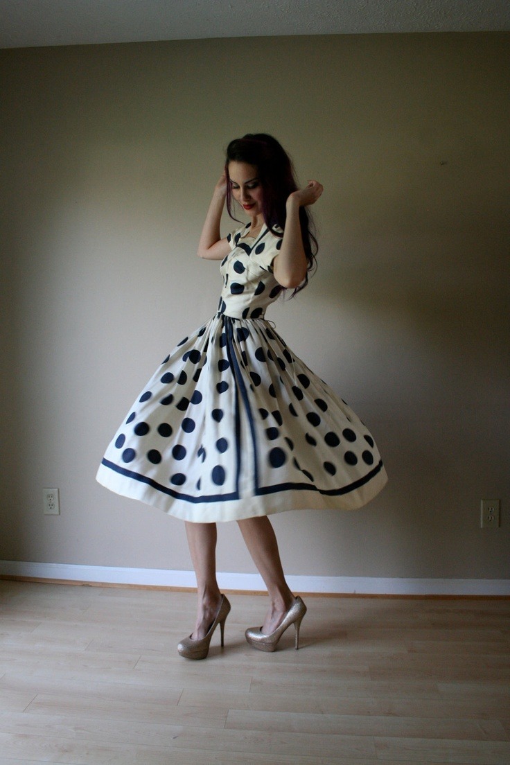 sissydonna:  sissylikes:  (via 50s Dress // Anne Fogarty Dress // Polka Dot Dress