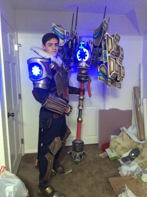 leagueoflegendsonly: Best Jayce cosplay I’ve ever seen. by Jasper Sardonicus