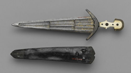 armthearmour: An ivory hilted Cinquedea with a beautifully tooled leather scabbard,OaL: 23.3 in/59.2