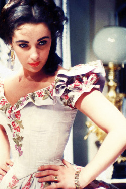 theclassyissue:  Elizabeth Taylor in Raintree