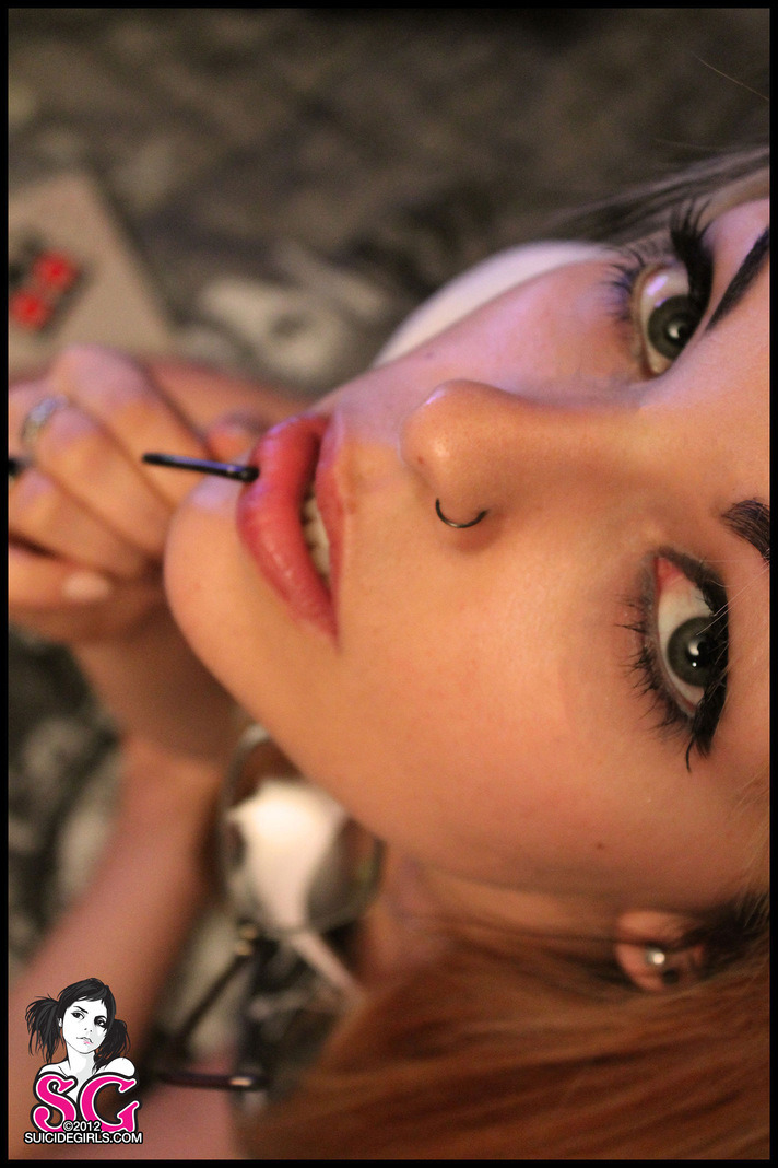 thedarksideofgruff:  Jimmy - Jeux  Click Here For More Suicide girls  