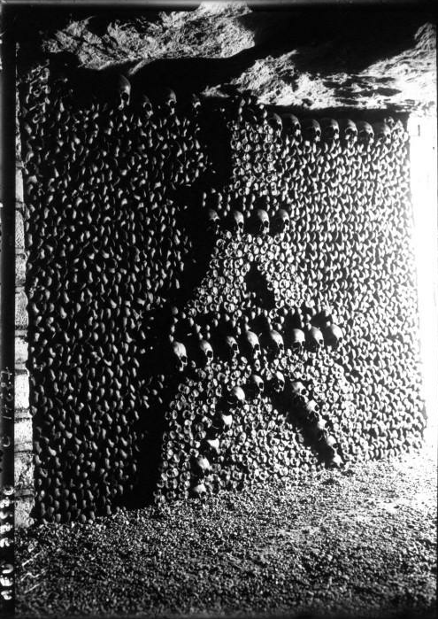 beebalmtraveler:  1919 photographic essay on the Paris Catacombs by Agence Meurisse.