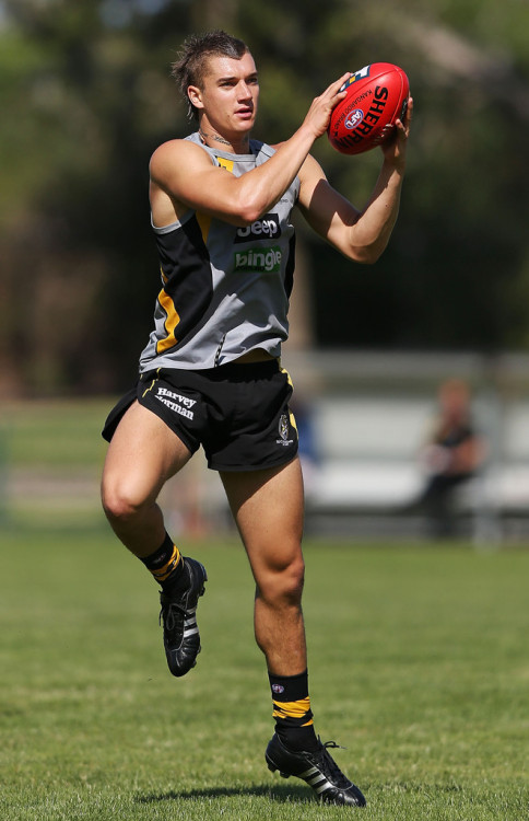 Dustin Martin… http://au.groups.yahoo.com/group/SportsmenNaked1/ 