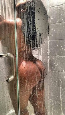 bigbuttsthickhipsnthighs:  Dick her down in the shower