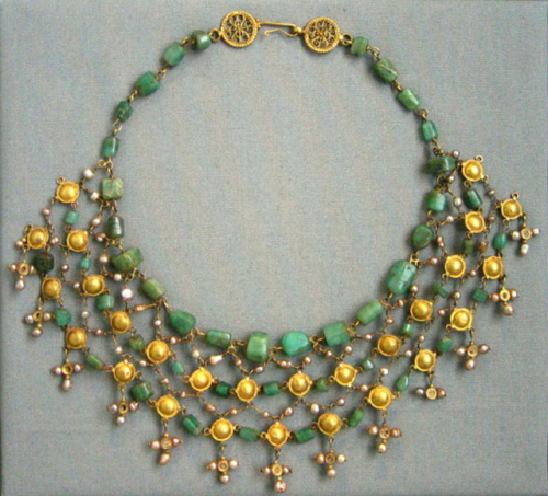 gemma-antiqua: Byzantine gold, emerald, and pearl necklace. While the source does not provide a date