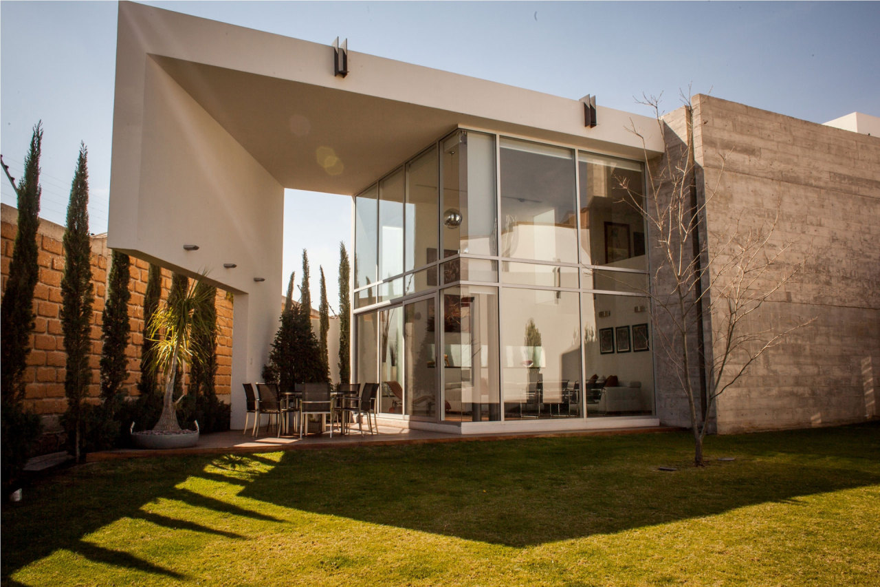 housesanddesign:  This outdoor space shows the architecture very well. 