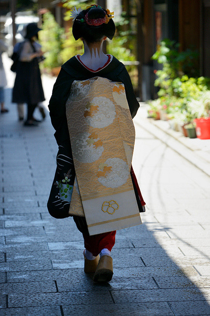 geisha-kai:  Hassaku 2012: maiko Koyoshi and her gold brocade obi by TAMAYURA on