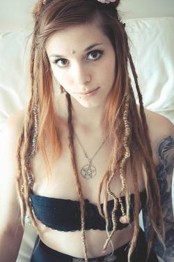 altmodelgirlcrush:  Fennek Suicide