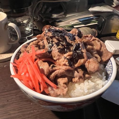 Pork YAKINIKU DONBURI today, too
今日も豚焼肉丼。
#とんどん #ぶたどん #豚丼 #豚焼肉丼 #経堂 #吉野家 では売っていない #店でナマ肉煮てた頃の吉野家の牛丼が食べたい #ricebowl #pork #homecooking #tokyo #japan (Kiyoudou, Setagaya-ku)
https://www.instagram.com/p/Cqulf_VS3Ni/?igshid=NGJjMDIxMWI=