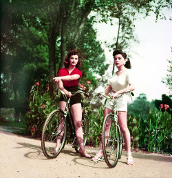 vintagegal:  Actresses Lisa Gaye and Debra