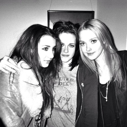 elizabethlails-deactivated20150: New/old picture of Kristen with Dakota and Hannah Marks (x)