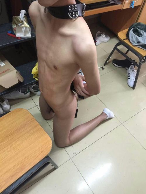 hk-wild-boy: gzishen:瘦(受)奴，多点赞，有视频 i like this type slave