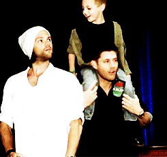 gettinmypizzamanon:  goredviscera: [x]  I think Jensen appreciates that this kid said Jensen Ackles and not Dean Winchester. Especially considering how the question was worded, “favorite person on the show?”. 