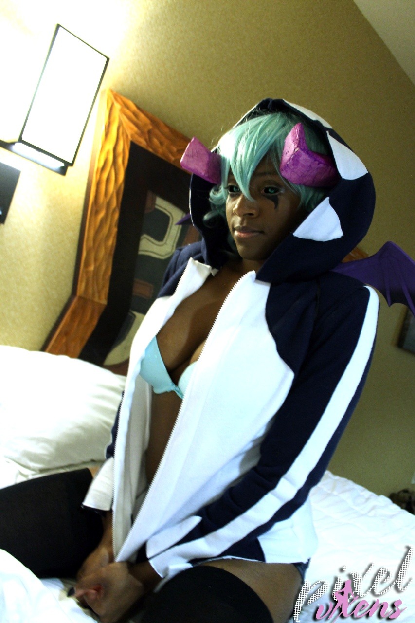 pixelvixens:    Ahh late October. The time of crunchy leaves. The time of candy.