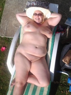 frenchfancy69:  SUNBATHING WHO WANTS TO BE MY NOSY NEIGHBOUR  !!  Mmmmmm so tasty looking