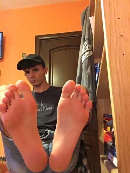 dirtycollegeboyfeet:Walking in on your college roommate waiting to get his feet sniffed.