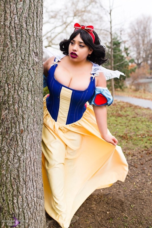 My Snow White Cosplay March Patreon Cosplay Print! Stealthing my @orchardcorset vinyl CS-411 https:/