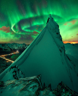 Travelingcolors:  Northern Lights In Svolvaer | Iceland (By Max Rive) 
