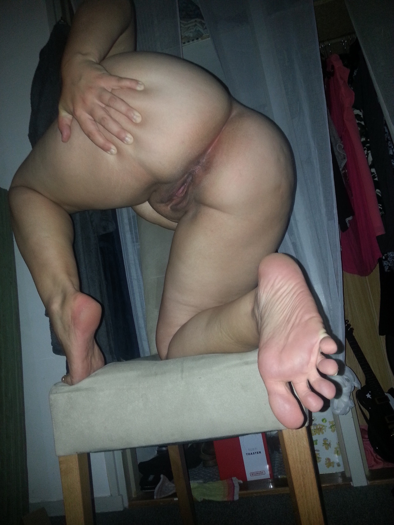 feetasstittylover:  Mommy is ready 2 get her feet sniffed and get my holes licked