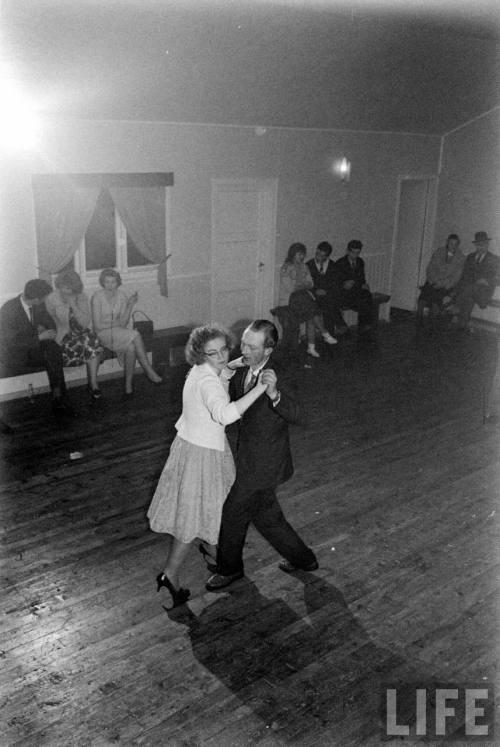 Cutting loose in a fishing village(Howard Sochurek. 1961)