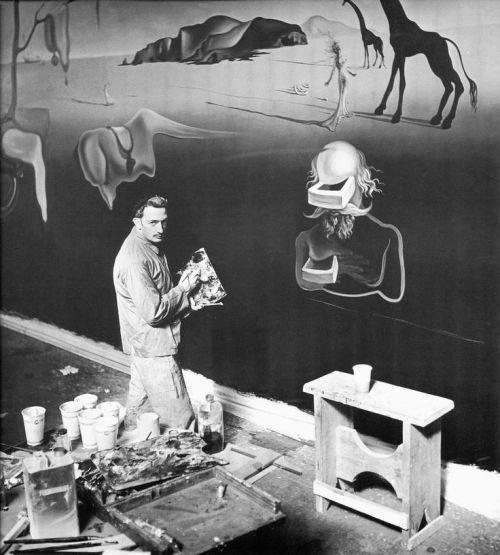 lapitiedangereuse:  Salvador Dali finishing The Dream of Venus,  New York. 1939 World’s Fair.